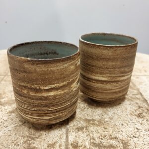 lot de 2 gobelets turquoise à l'intérieur et terre mêlée blanc noir extérieur