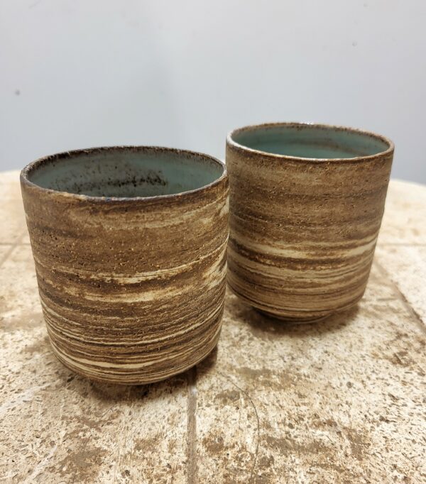lot de 2 gobelets turquoise à l'intérieur et terre mêlée blanc noir extérieur
