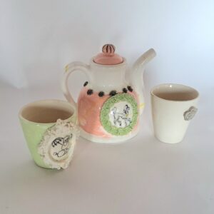 Théière baroque rose et ses gobelets