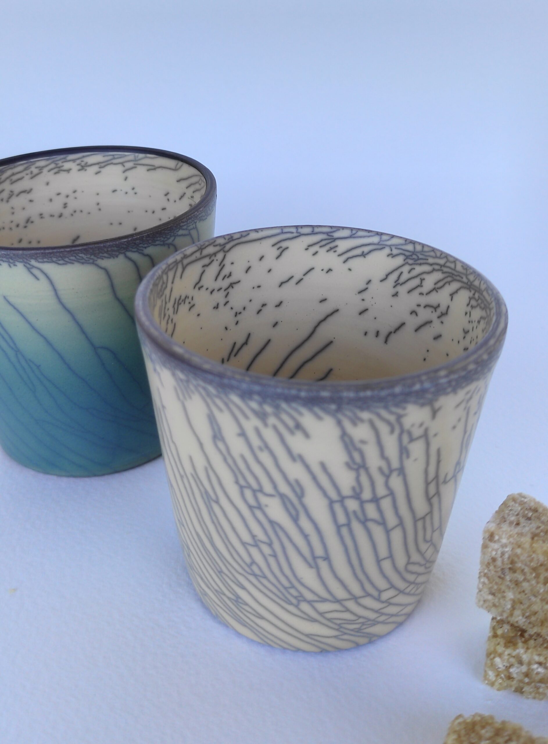 Deux tasses à expresso en terre sigillée – Image 2