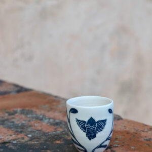 Gobelet artisanal en faĂŻence blanche, angel bird