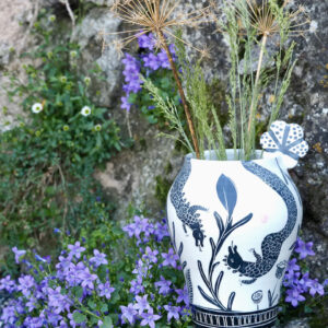 Vase artisanal La Danse des Dragonnes, en faïence blanche