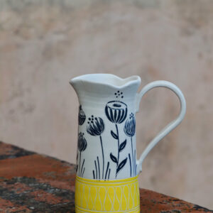 Pichet artisanal en faïence blanche, modèle fleuri et graphisme jaune