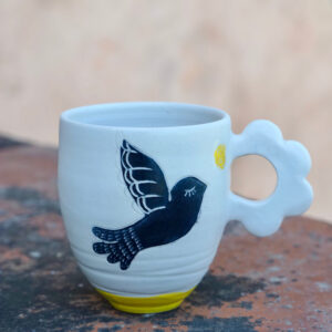 Mug artisanal en faïence blanche, colombe et fleur jaune