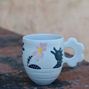 Mug artisanal en faïence blanche, dragonne fleurie