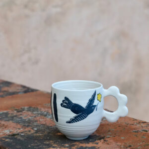 Mug artisanal en faïence blanche, oiseau et fleur jaune