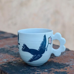 Mug artisanal en faĂŻence blanche, oiseau et fleur rose