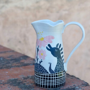 Pichet artisanal en faïence blanche, dragonne fleurie