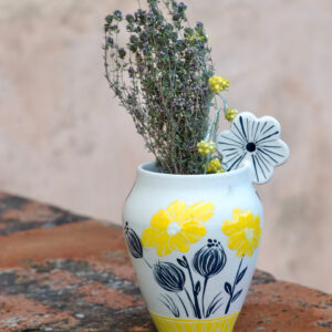 Vase artisanal aux motifs fleuris, en faïence blanche