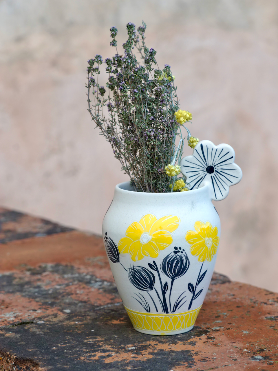 Vase artisanal aux motifs fleuris, en faïence blanche