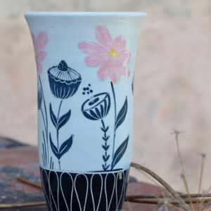 Vase artisanal aux motifs fleuris, en faïence blanche