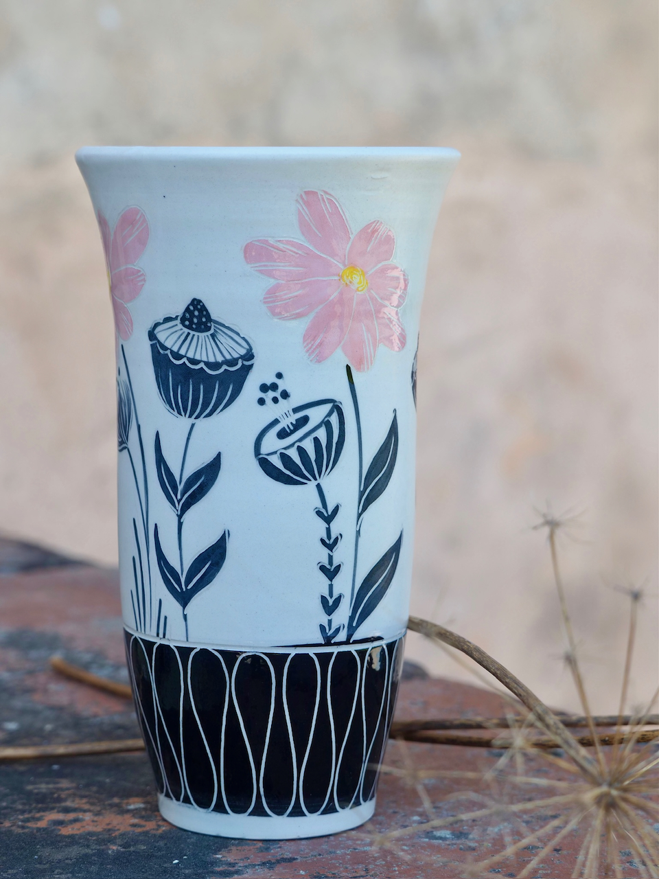 Vase artisanal aux motifs fleuris, en faïence blanche
