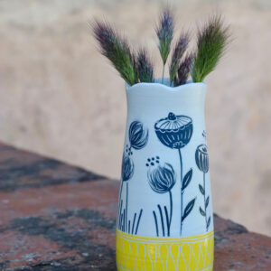 Vase artisanal (medium) aux motifs fleuris, en faïence blanche